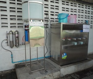 ระบบกรองน้ำท่อคู่ + RO + ถังสำรองต่อเข้าตู้ทำน้ำเย็นภายนอกอาคาร